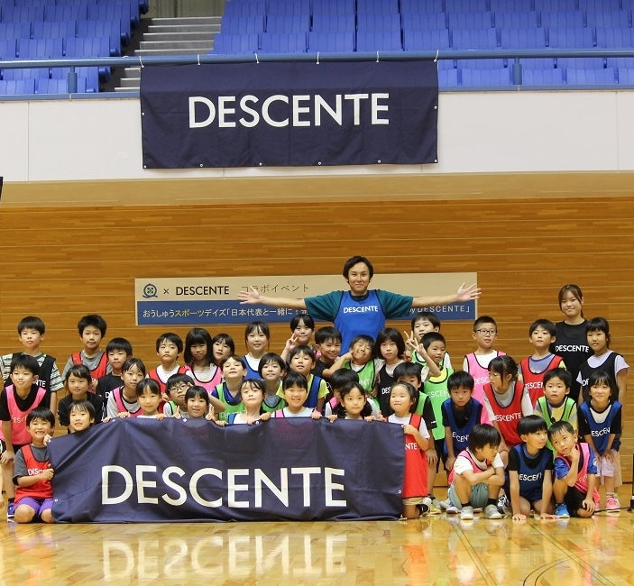 Children and an athlete at a DESCENTE sports event in Oshu City